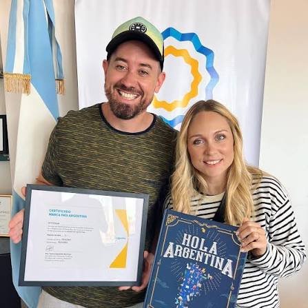Certificado Marca País Argentina entregado a Sebastián y Nury