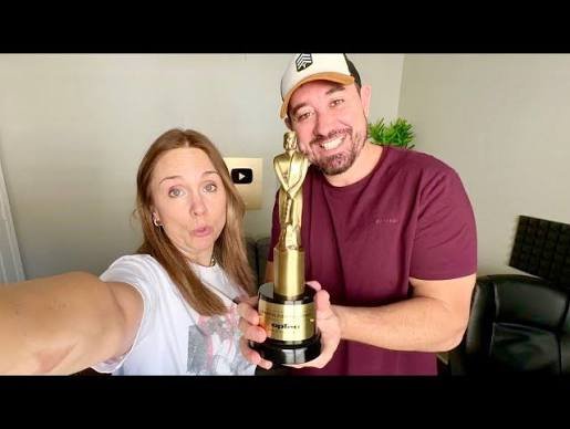 Sebastián y Nury con el Premio Martín Fierro Latino